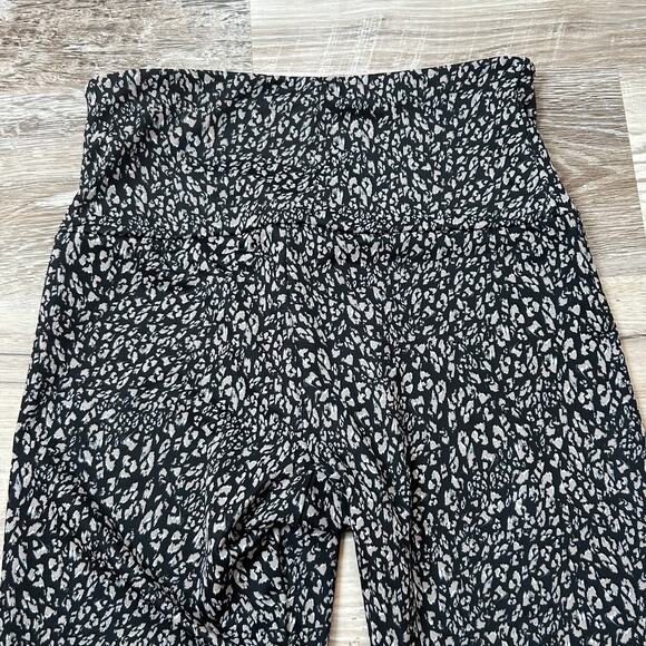Onzie Black Grey Leopard Print High Waisted Leggings Size Small - Picture 4 of 5